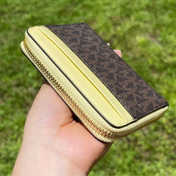 NWT Michael Kors Small Zip Wallet - Picture 3 of 6